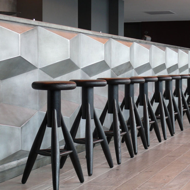 Rocket Bar Stool fra Artek har en leken karakter samtidig som den oser av godt håndverk.