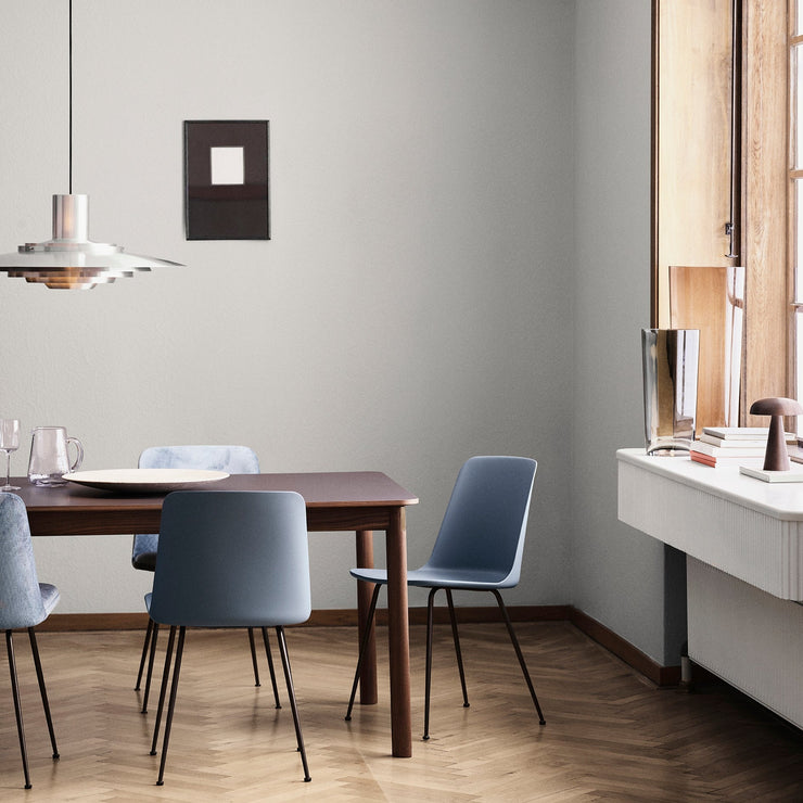 Designet til danske Hee Welling kjennetegnes av rene linjer og smale silhuetter. Det uttrekkbare bordet Patch finnes i to lengder, der begge størrelsene kan utvides med ytterligere 100 cm i lengden.