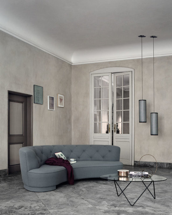 Glassbordet Pedrera, er et perfekt eksempel på en moderne klassiker, og flyter inn i et stuemiljø med en enkel og vakker tilstedeværelse.