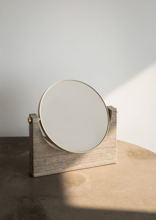 Speilet er både vakkert, naturlig og iøyenfallende – som både kan brukes hver dag, eller som del av et stilleben for å spre skjønnehetens budskap. Designet er ikonisk, og vi regner med at dette er noe du har med deg for alltid.