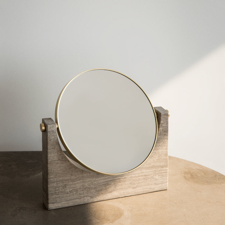 Speilet er både vakkert, naturlig og iøyenfallende – som både kan brukes hver dag, eller som del av et stilleben for å spre skjønnehetens budskap. Designet er ikonisk, og vi regner med at dette er noe du har med deg for alltid.