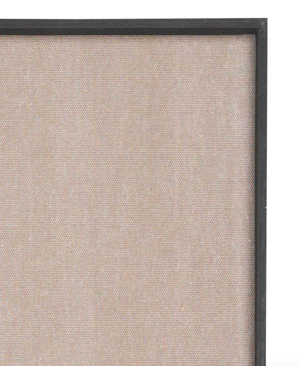 Oppslagstavle med beige tekstil og svart treramme