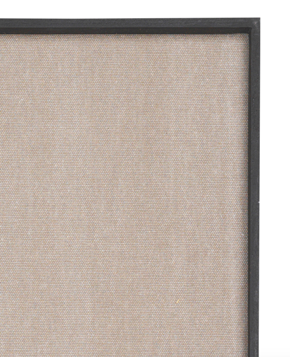 Oppslagstavle med beige tekstil og svart treramme