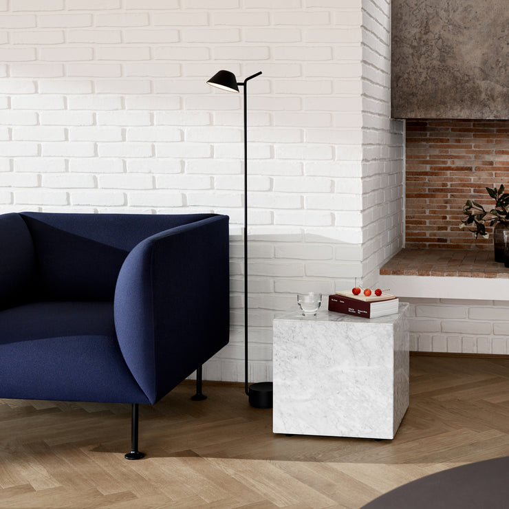 Plinth passer perfekt som nattbord, i en stue eller ved siden av en stol.