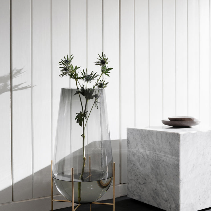 Marmorbordet Plinth Cubic skaper en moderne eleganse uansett hvor i hjemmet du plasserer det.