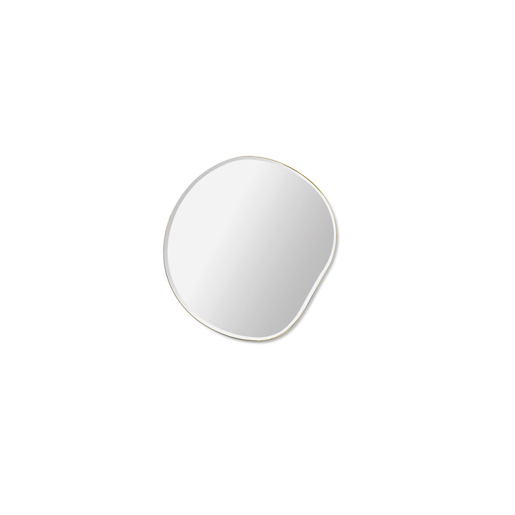 Det vakre speilet Pond, fra ferm LIVING, har en spennende og organisk form. Det er inspirert av frittflytende bevegelser av vann, og skaper et spennende og dekorativt element på veggen din.