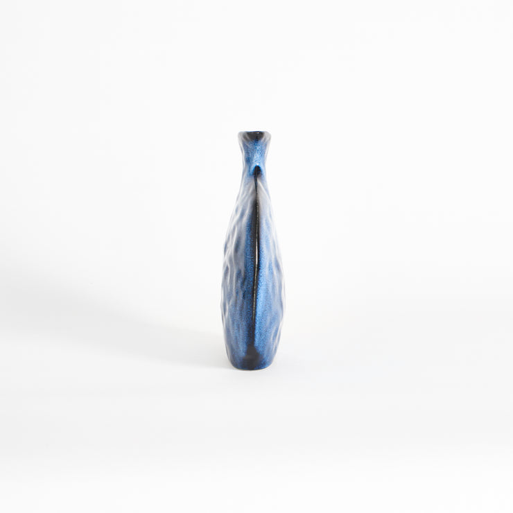Flat Vase har smal form og en blank overflate. Håndlaget i Portugal.