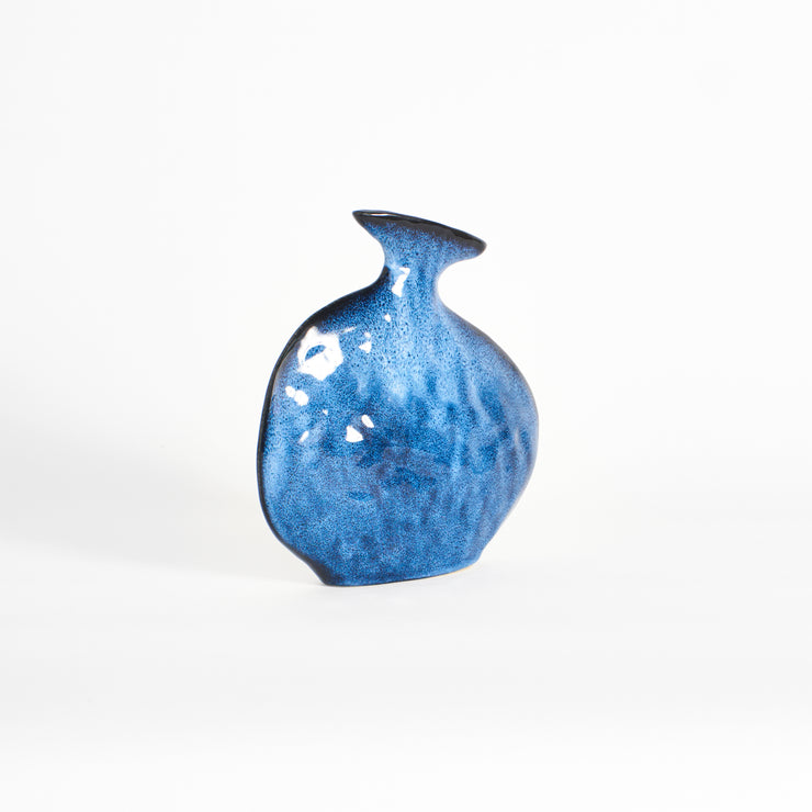 Flat Vase har smal form og en blank overflate. Håndlaget i Portugal.