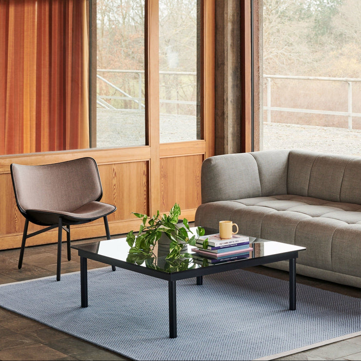 Kofi Table kommer i flere størrelser, og både rektangulær og kvadratisk versjon. Her versjon 100x100 cm med svart understell og sotet glass