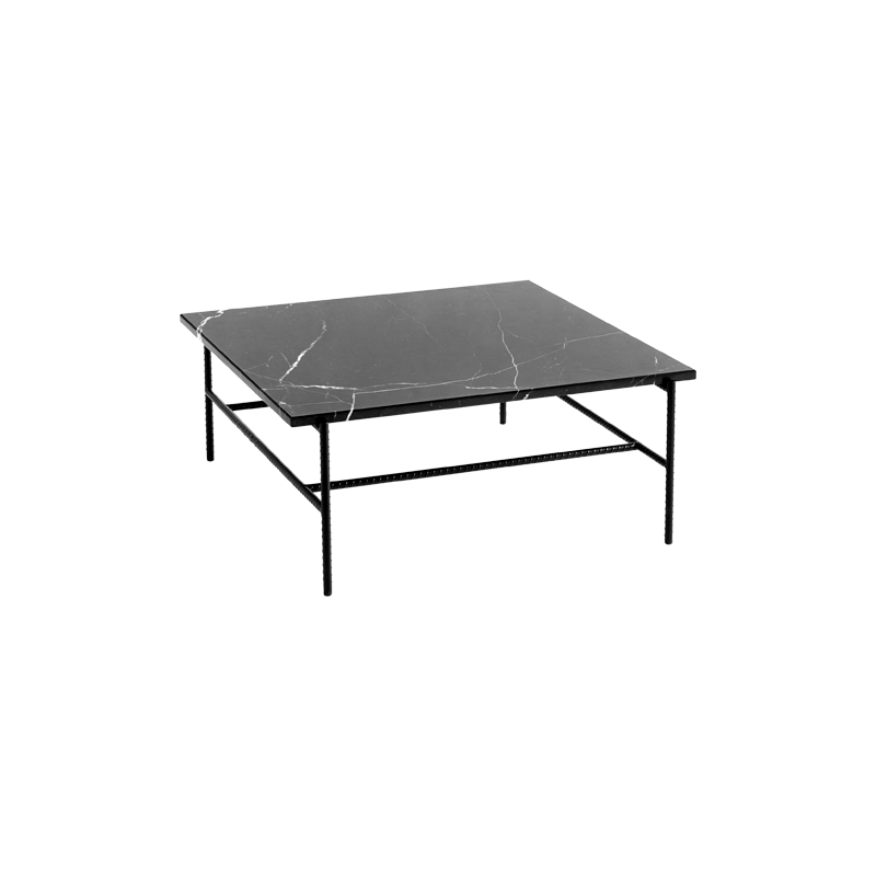 Rebar Square Coffee Table fra Hay, er del av en serie med sidebord og sofabord designet av Sylvain Willenz. Bordet har et industrielt understell i byggematerialer av stål og en svart, blank marmorplate på toppen.