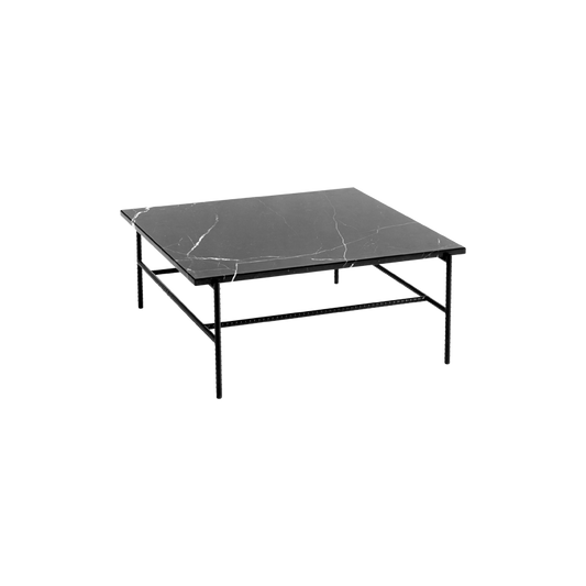 Rebar Square Coffee Table fra Hay, er del av en serie med sidebord og sofabord designet av Sylvain Willenz. Bordet har et industrielt understell i byggematerialer av stål og en svart, blank marmorplate på toppen.
