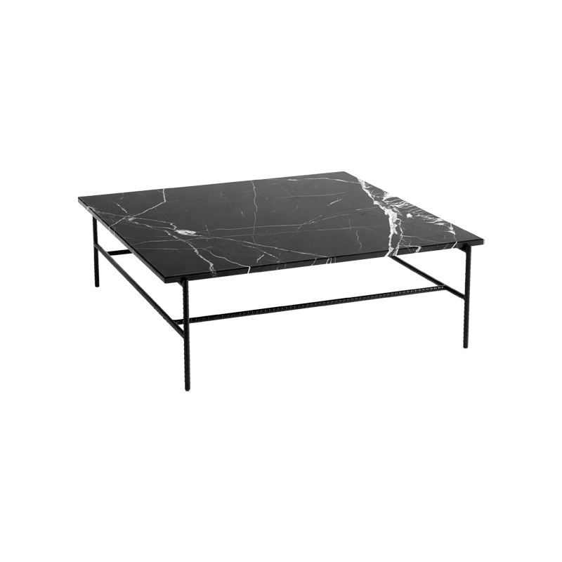 Rebar Square Coffee Table fra Hay, er del av en serie med sidebord og sofabord designet av Sylvain Willenz. Bordet har et industrielt understell i byggematerialer av stål og en svart, blank marmorplate på toppen.