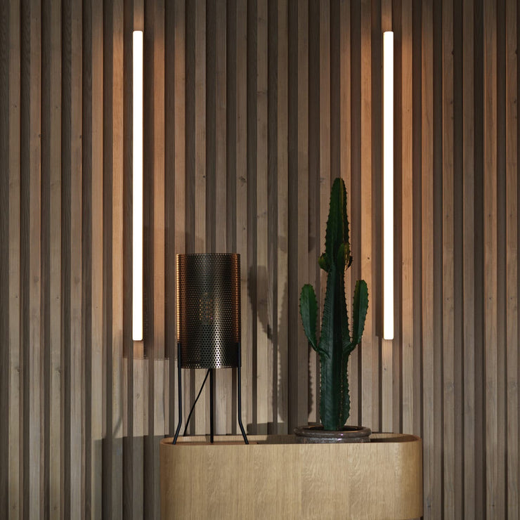 Angel wall er en vakker vegglampe, designet som en hyllest til spenning og balanse i perfekt harmoni. Lampen er diskret, men vakker, og gir et dust, vakkert lys. 
