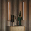 Angel wall er en vakker vegglampe, designet som en hyllest til spenning og balanse i perfekt harmoni. Lampen er diskret, men vakker, og gir et dust, vakkert lys. 