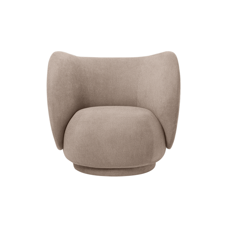 Lenestol Rico Lounge Chair fra Ferm Living i tekstilet Bouclé i fargen Sand (Prisgruppe 3)