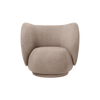Lenestol Rico Lounge Chair fra Ferm Living i tekstilet Bouclé i fargen Sand (Prisgruppe 3)