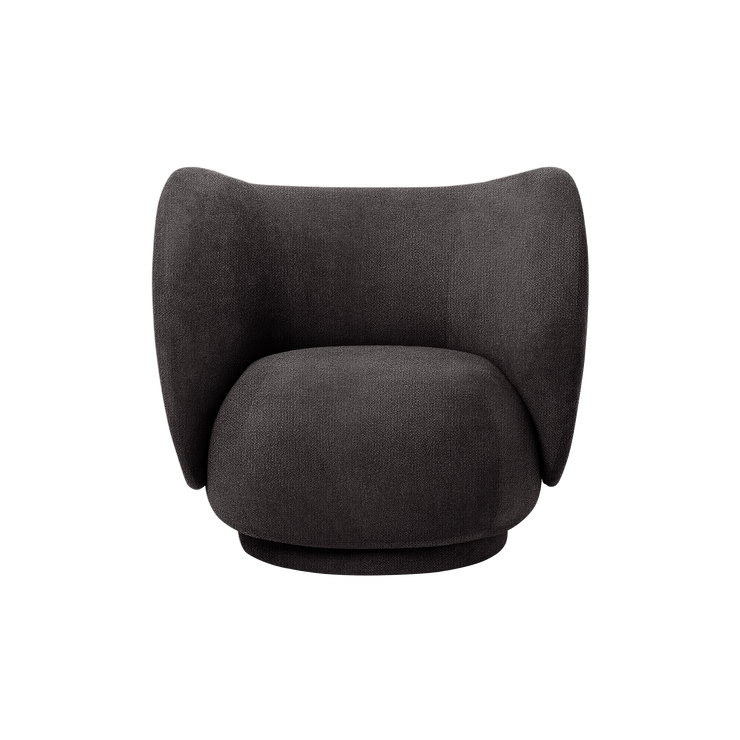 Lenestol Rico Lounge Chair fra Ferm Living i tekstilet Bouclé i fargen Warm Dark Grey (prisgruppe 3)