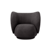 Lenestol Rico Lounge Chair fra Ferm Living i tekstilet Bouclé i fargen Warm Dark Grey (prisgruppe 3)
