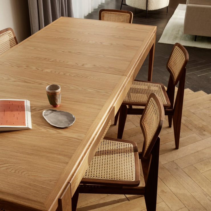 S-Table ble designet i 1954 som del av en kolleksjon som også består av B-Table, C-Chair og Trèfle Stool