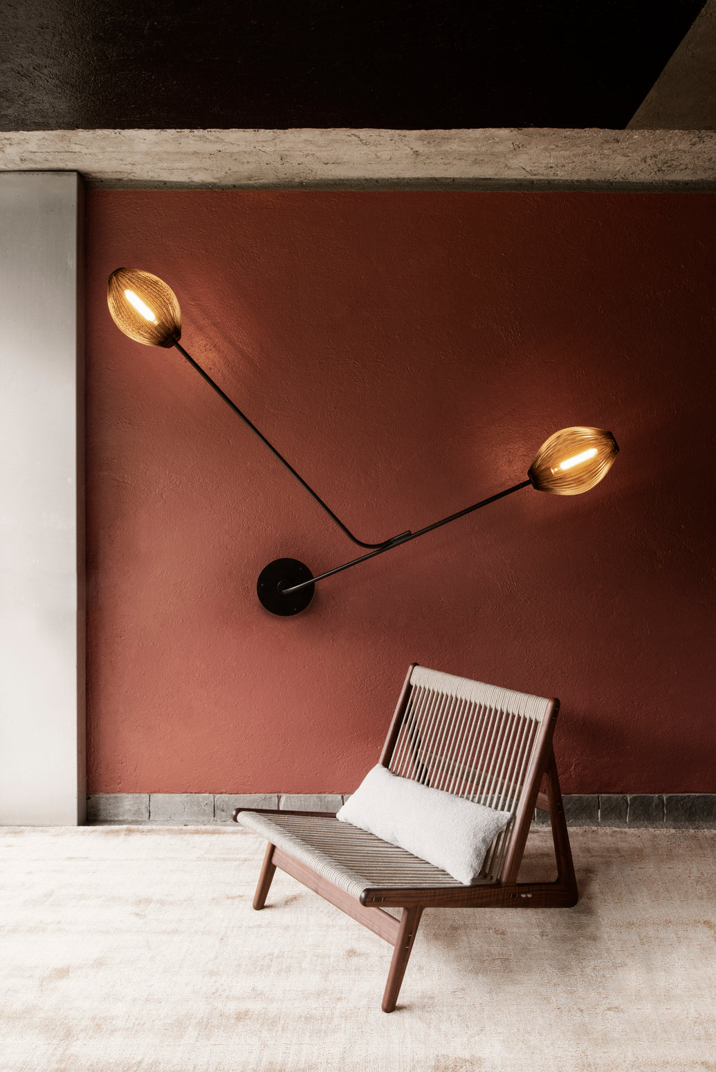 Vil du utsmykke veggen hjemme med et blikkfang utenom det vanlige? Den skulpturelle lampen Satellite fra Gubi ble designet av Mathieu Matégot allerede i 1953, og er et ikonisk design fra etterkrigstiden. Lampen er laget av perforert metall som er brettet til ovale skjermer og festet til lange, slanke armer som strekker seg langs veggen.