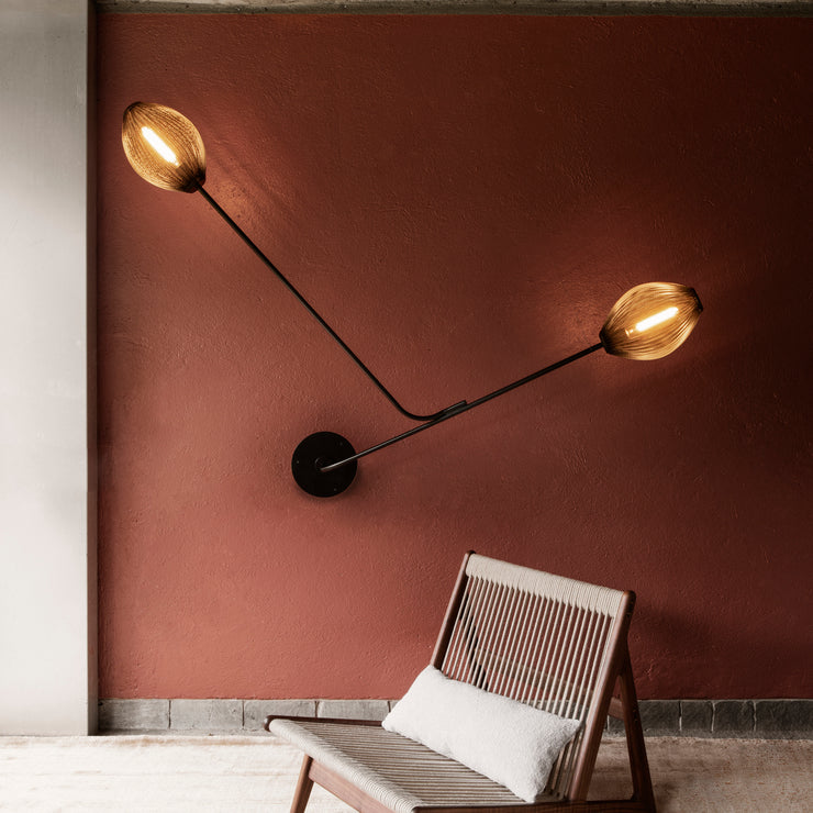 Vil du utsmykke veggen hjemme med et blikkfang utenom det vanlige? Den skulpturelle lampen Satellite fra Gubi ble designet av Mathieu Matégot allerede i 1953, og er et ikonisk design fra etterkrigstiden. Lampen er laget av perforert metall som er brettet til ovale skjermer og festet til lange, slanke armer som strekker seg langs veggen.