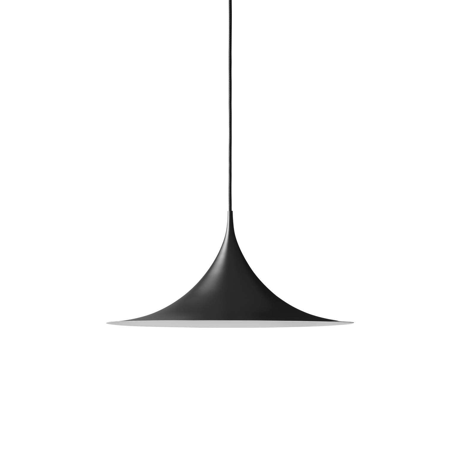 Taklampen Semi Pendant, fra Gubi har rene linjer og en geometrisk form, og henger nydelig over et spisebord.