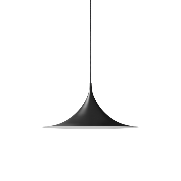 Taklampen Semi Pendant, fra Gubi har rene linjer og en geometrisk form, og henger nydelig over et spisebord.