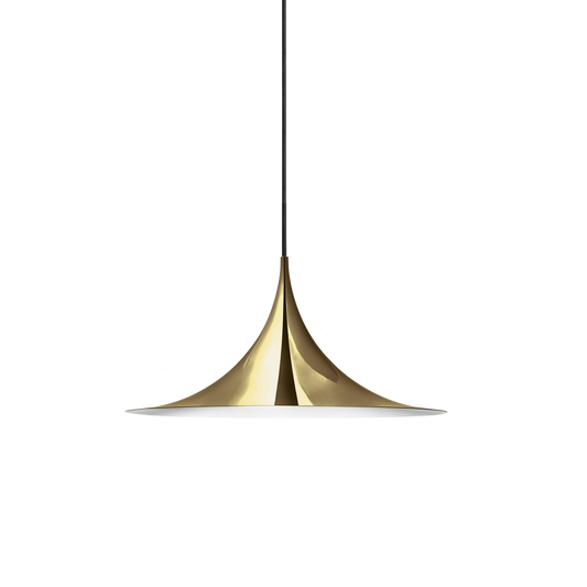 Taklampen Semi Pendant, fra Gubi har rene linjer og en geometrisk form, og henger nydelig over et spisebord.