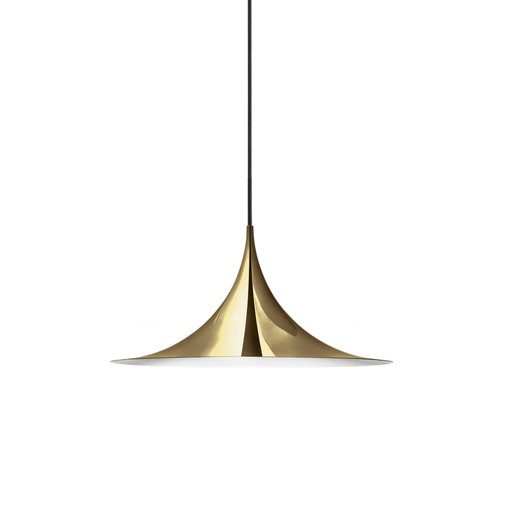 Taklampen Semi Pendant, fra Gubi har rene linjer og en geometrisk form, og henger nydelig over et spisebord.