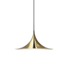 Taklampen Semi Pendant, fra Gubi har rene linjer og en geometrisk form, og henger nydelig over et spisebord.