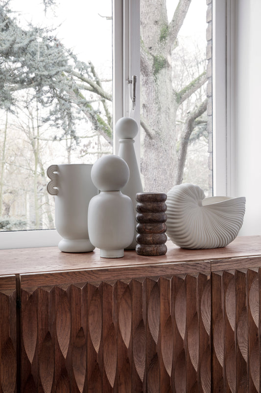 Vasekolleksjonen Muses fra ferm LIVING, er laget av glasert keramikk. De har et skulpturelt og håndlaget uttrykk, og det tidløse og moderne uttrykket gjør at de passer rett inn i interiøret ditt som et minne om fortiden og med et statement om samtiden.