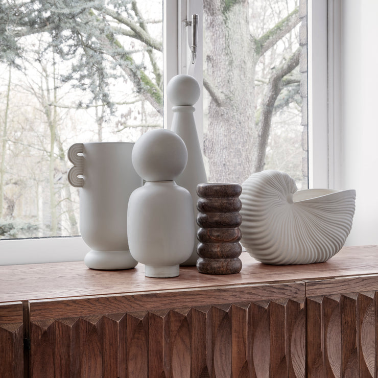 Vasekolleksjonen Muses fra ferm LIVING, er laget av glasert keramikk. De har et skulpturelt og håndlaget uttrykk, og det tidløse og moderne uttrykket gjør at de passer rett inn i interiøret ditt som et minne om fortiden og med et statement om samtiden.