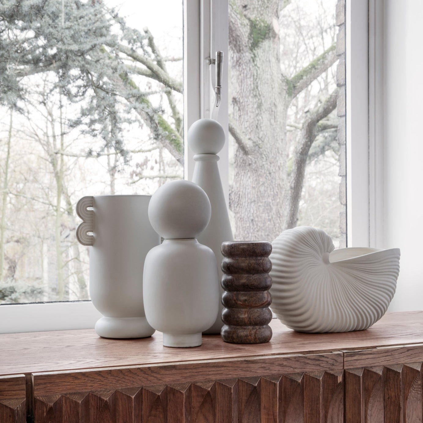 Vasekolleksjonen Muses fra ferm LIVING, er laget av glasert keramikk. De har et skulpturelt og håndlaget uttrykk, og det tidløse og moderne uttrykket gjør at de passer rett inn i interiøret ditt som et minne om fortiden og med et statement om samtiden.