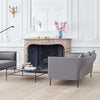 Silhouette har en elegant kurve i ryggen som også gjør sofaen ekstra komfortabel