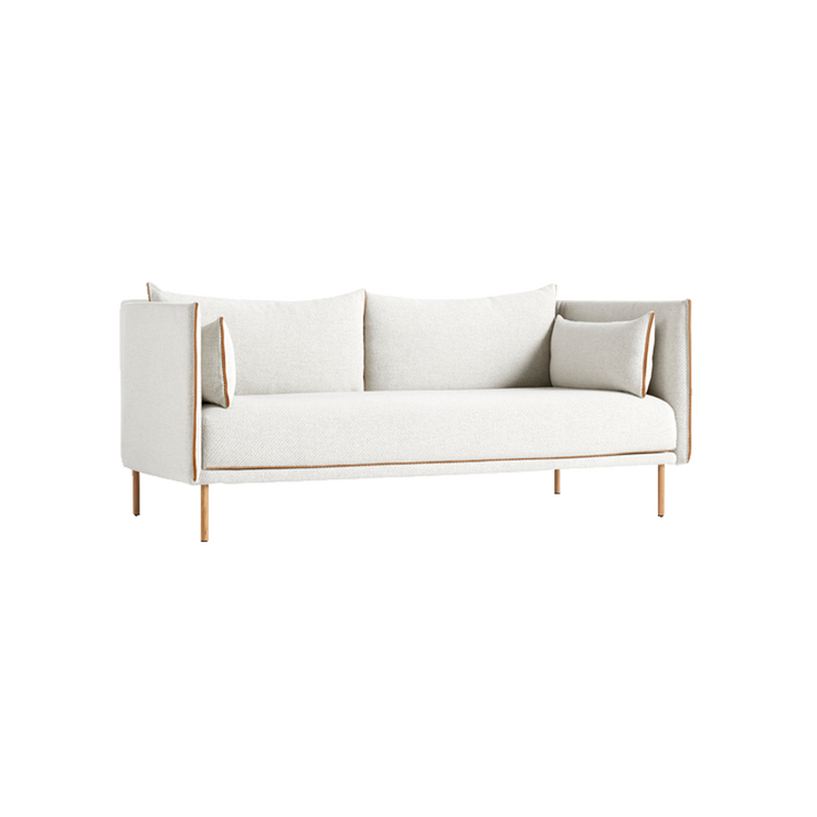 Sofa Silhouette 2-seter i tekstilet Coda 0100, sømmer i cognacfarget skinn og eikebein.