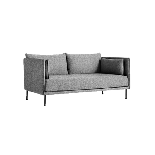 Sofa Silhouette 2-seter i tekstilet Olavi 03, sømmer i svart skinn og svarte bein.