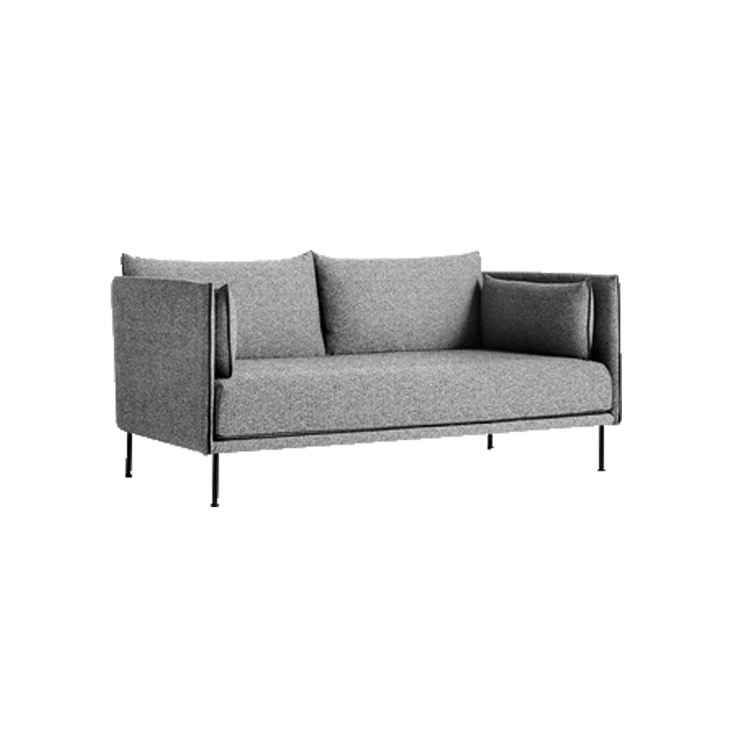 Sofa Silhouette 2-seter i tekstilet Ruskin 33, sømmer i svart skinn og svarte metallbein.