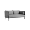 Sofa Silhouette 2-seter i tekstilet Ruskin 33, sømmer i svart skinn og svarte metallbein.