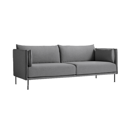 Sofaen Silhouette Sofa fra Hay, har et tydelig estetisk og sømløst formspråk med detaljer som gjør at du elsker den mer og mer. Dette er 3-seteren i tekstilet Coda 0182, sømmer i svart skinn og svarte metallbein.