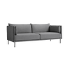 Sofaen Silhouette Sofa fra Hay, har et tydelig estetisk og sømløst formspråk med detaljer som gjør at du elsker den mer og mer. Dette er 3-seteren i tekstilet Coda 0182, sømmer i svart skinn og svarte metallbein.