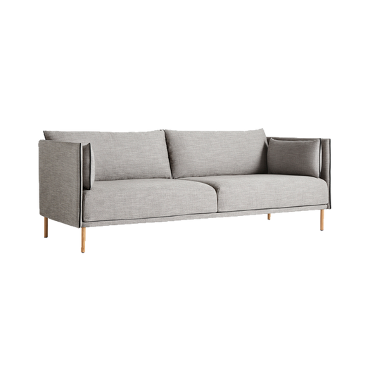 Sofa Silhouette 3-seter i tekstilet Ruskin 33, sømmer i svart skinn og eikebein.