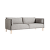 Sofa Silhouette 3-seter i tekstilet Ruskin 33, sømmer i svart skinn og eikebein.