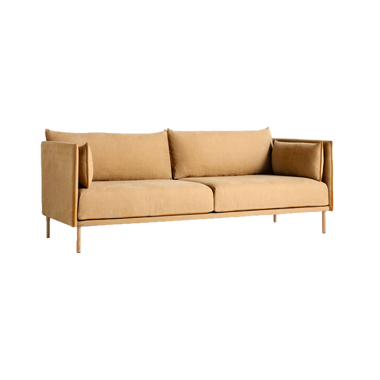Sofa Silhouette 3-seter i tekstilet Linara 142, sømmer i cognacfarget skinn og eikebein.