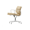 Den myke og klassiske stolen Soft Pad ble designet i 1969 av Charles og Ray Eames. Det er ikke uten grunn at stolen er en kontor-favoritt, for i tillegg til sin vakre silhuett har den en ekstraordinær sittekomfort.