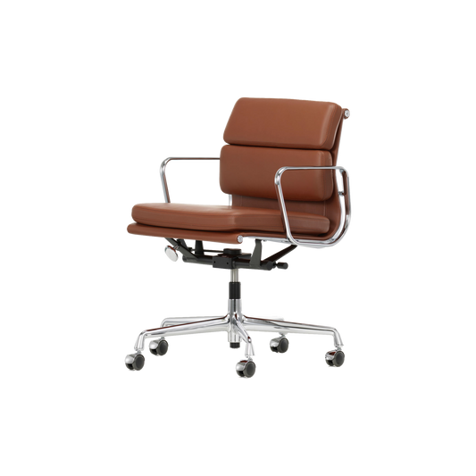 Den myke og klassiske stolen Soft Pad ble designet i 1969 av Charles og Ray Eames. Det er ikke uten grunn at stolen er en kontor-favoritt, for i tillegg til sin vakre silhuett har den en ekstraordinær sittekomfort.