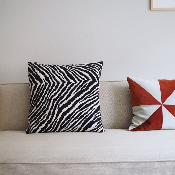 Denne vakre zebraputen er laget i et eksklusivt ullstoff, og liver opp sofaen- og stuen din på en måte som ingen andre puter får til.