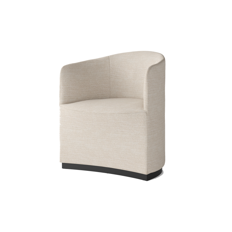 Spise- og loungestolen Tearoom Lounge Chair fra Menu, skaper en eksklusiv og komfortabel følelse i hjemmet ditt.