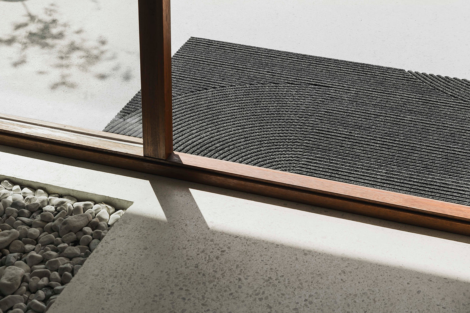 De dekorative og bærekraftige designmattene fra Heymat er svært robuste da de er av samme høye kvalitet som en industrimatte. Det tredimensjonale mønsteret sikrer god absorberings- og oppsamlingsevne, og mattene er svært enkle å rengjøre.