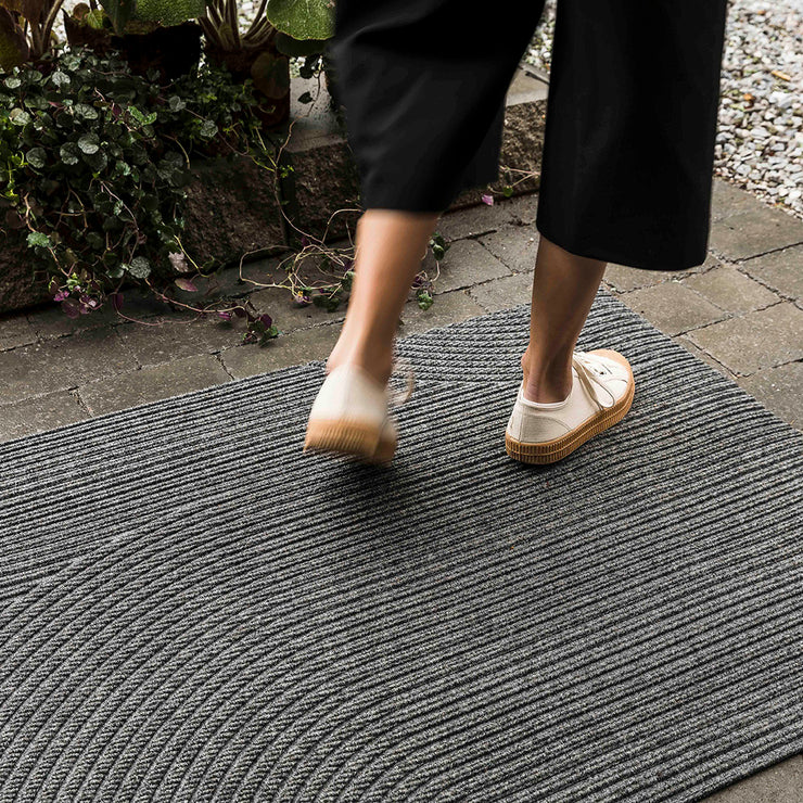 De dekorative og bærekraftige designmattene fra Heymat er svært robuste da de er av samme høye kvalitet som en industrimatte. Det tredimensjonale mønsteret sikrer god absorberings- og oppsamlingsevne, og mattene er svært enkle å rengjøre.