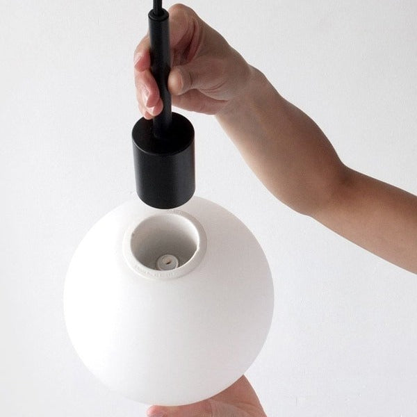 På ledningen fester du LED-pæren TR Bulb. Lampen er enkel å installere og gir et mykt og vakkert lys.